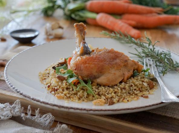 Perlhuhn-Confit und Quinoa mit Gemüse